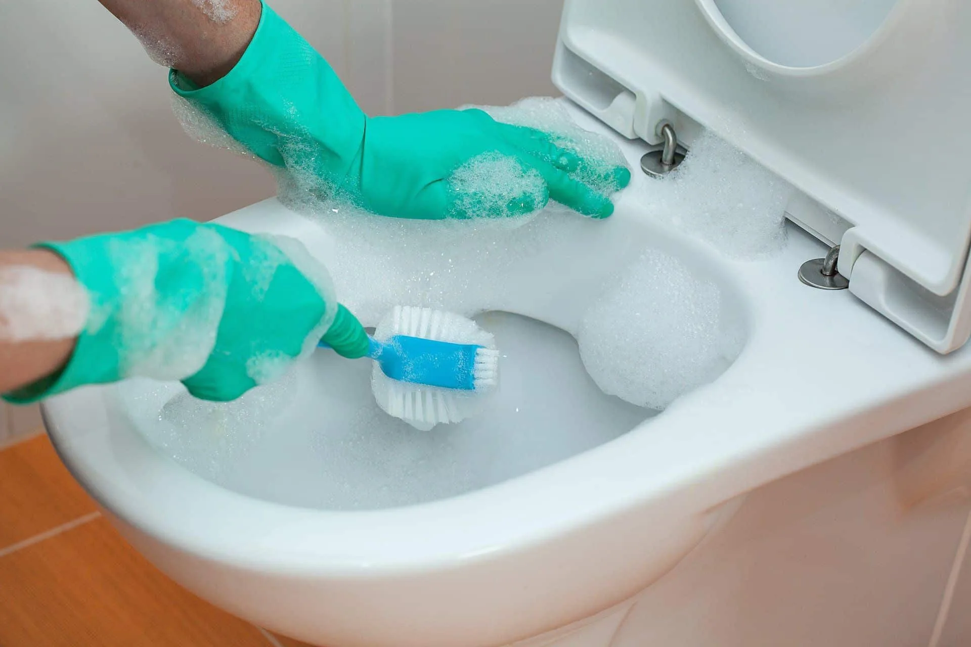 A Weekly Cleaning Schedule That's Quick and Easy 15 Cleaning Toilet