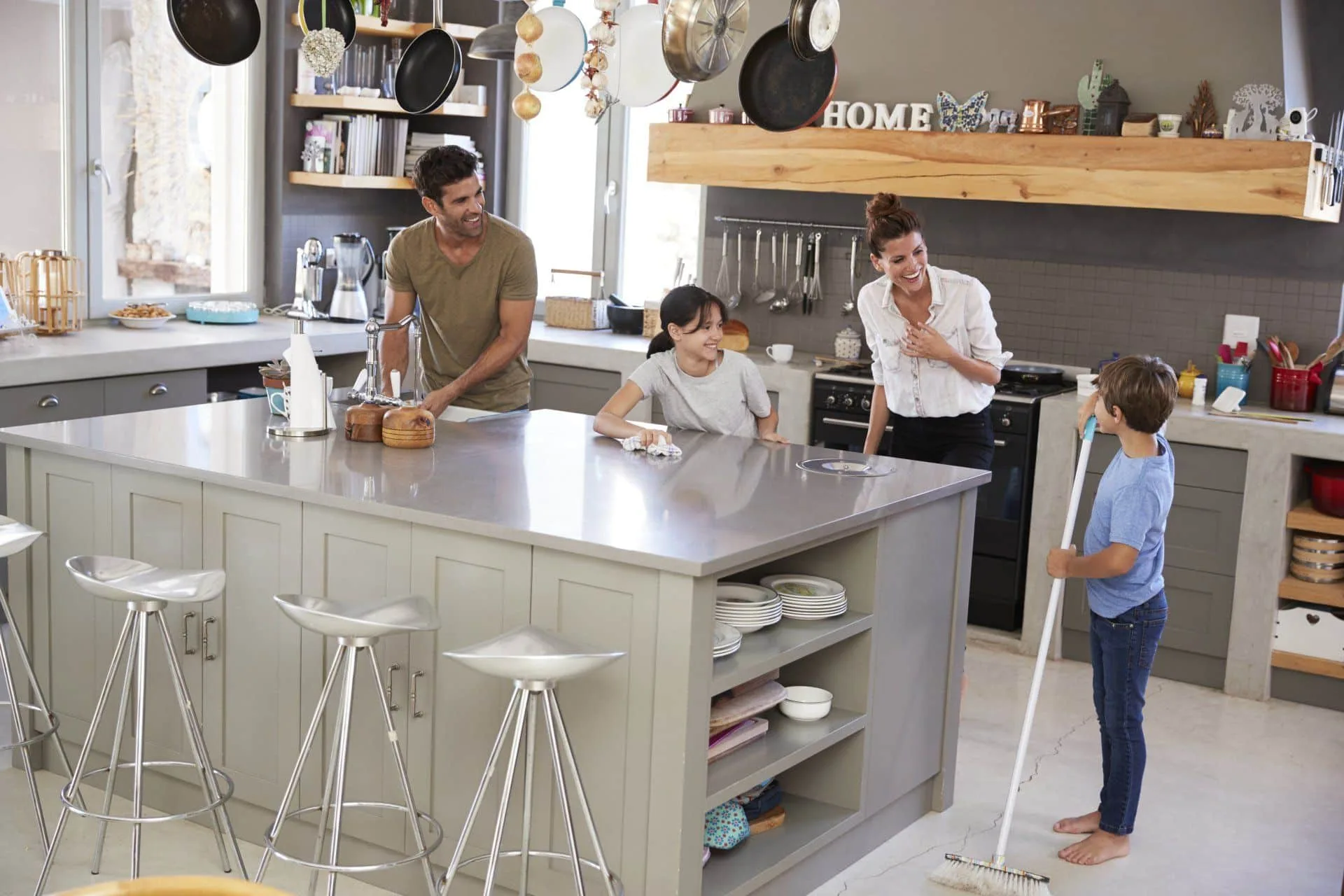 A Weekly Cleaning Schedule That's Quick and Easy 19 Family Cleaning Together