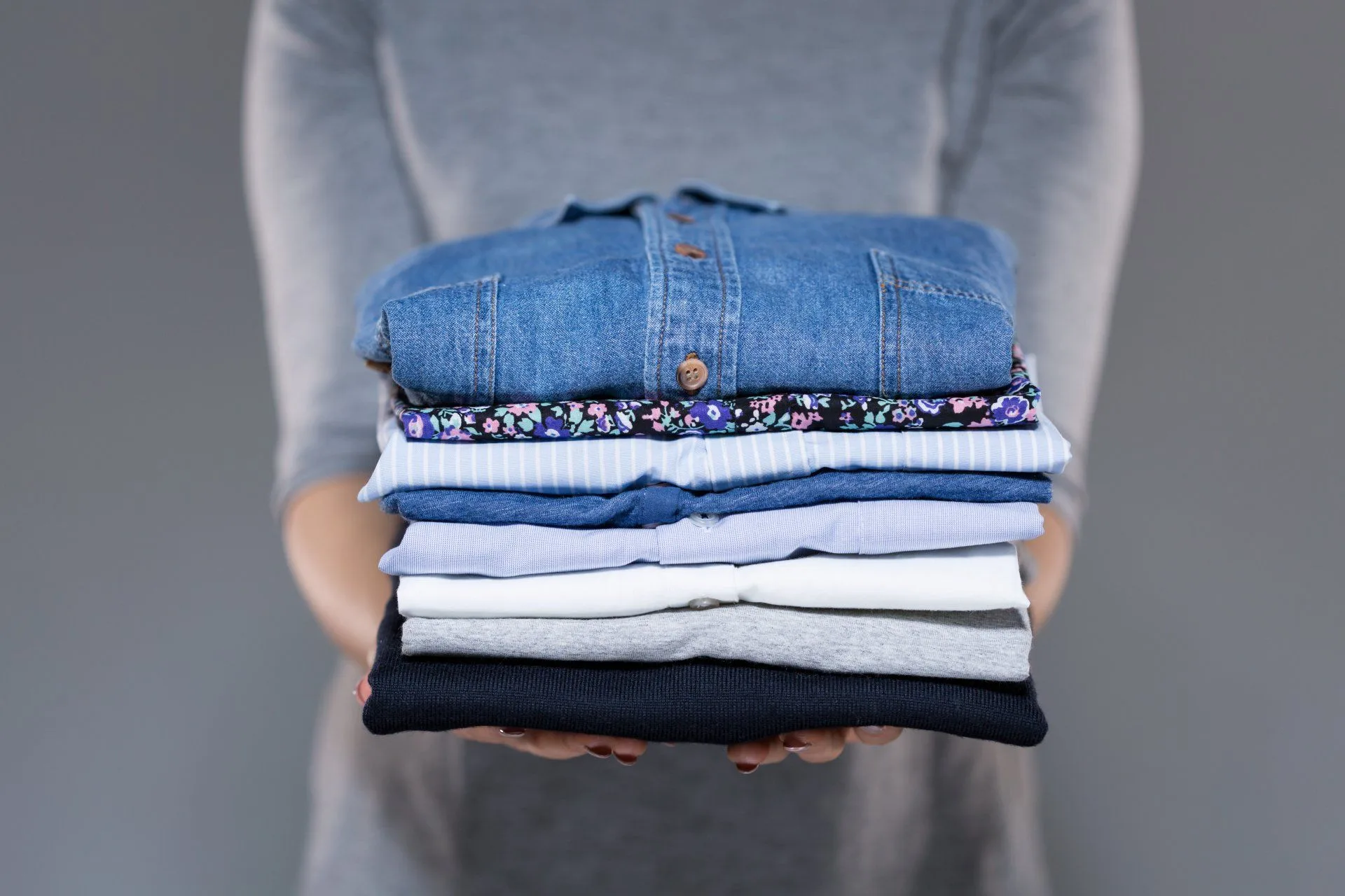A Weekly Cleaning Schedule That's Quick and Easy 18 Holding Folded Clothes