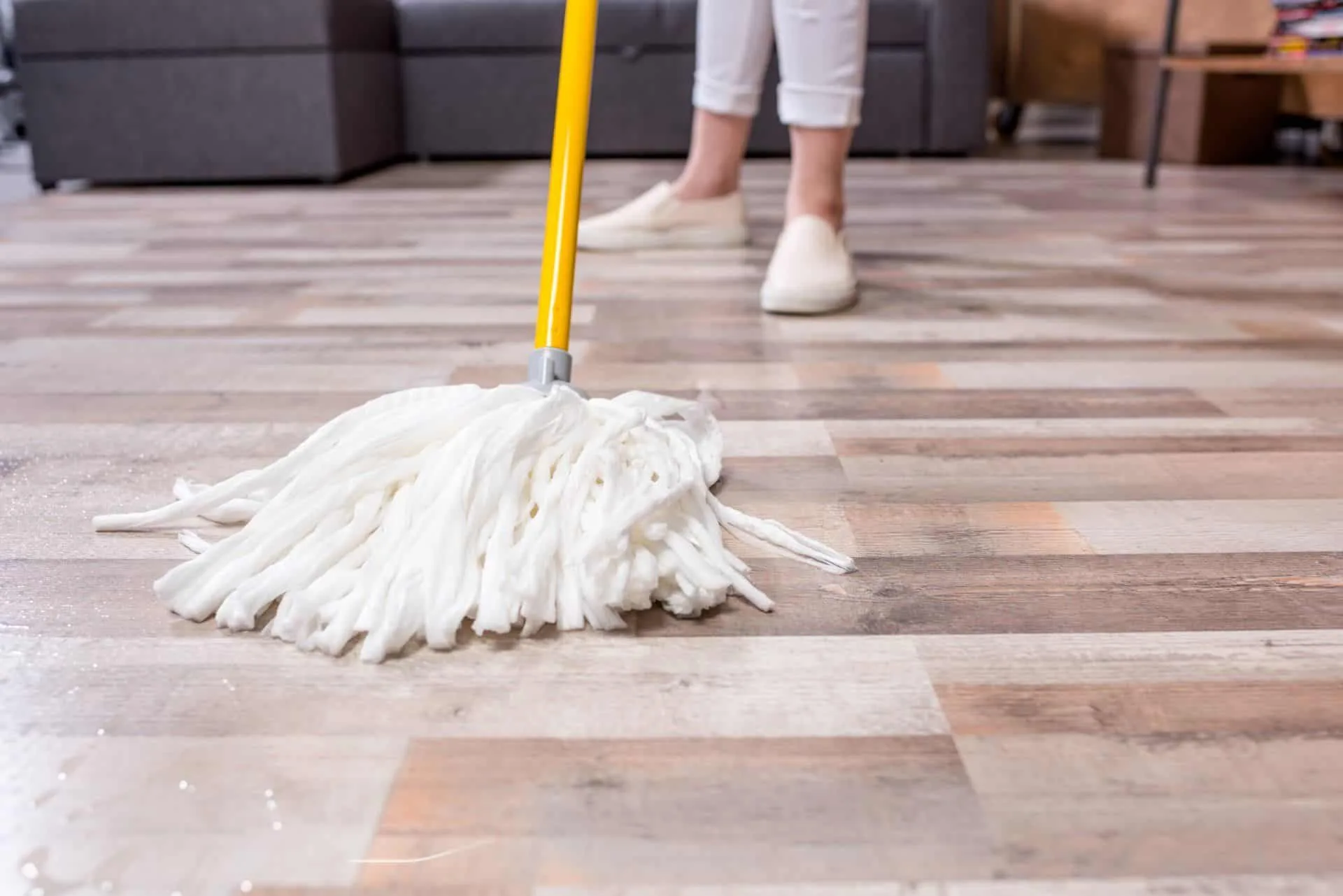 A Weekly Cleaning Schedule That's Quick and Easy 14 Mopping