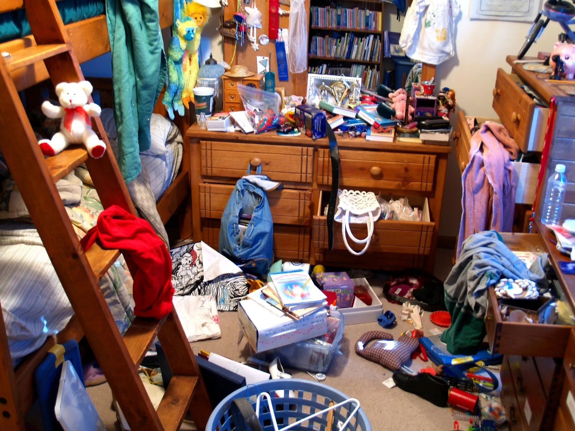 Secrets of People with Clean Houses 47 Minimize the Clutter